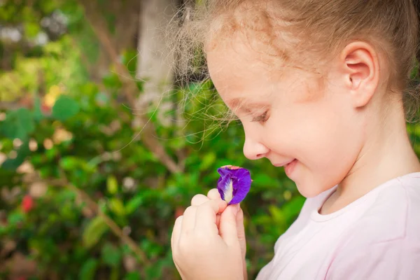 Κορίτσι με λουλούδι στο χέρι — Φωτογραφία Αρχείου