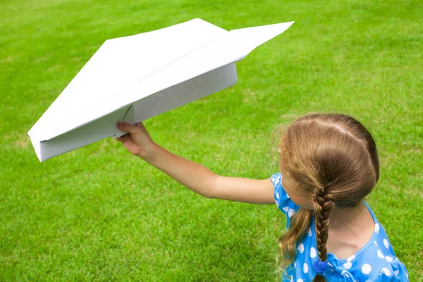 Flugzeug in der Hand von Kind — Stockfoto