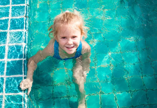 Liten flicka i poolen — Stockfoto