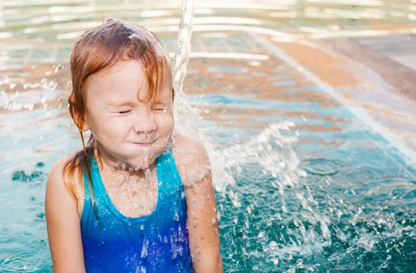 Mała dziewczynka w basenie. — Zdjęcie stockowe
