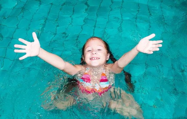Dívka v bazénu — Stock fotografie