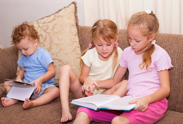 Los niños están leyendo el libro — Foto de Stock