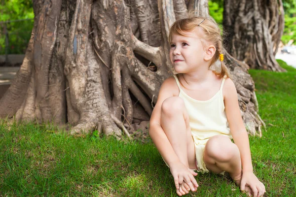 Счастливый ребенок у дерева — стоковое фото