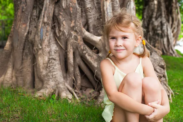Szczęśliwe dziecko w pobliżu drzewa — Zdjęcie stockowe