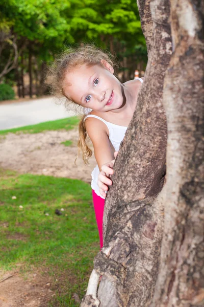 Fille étreignant un arbre — Photo