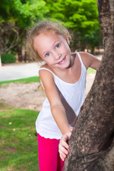 Девушка обнимает дерево — стоковое фото