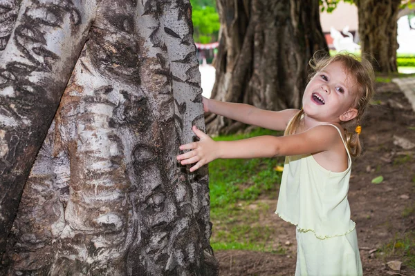 Κορίτσι που αγκαλιάζει δέντρο — Φωτογραφία Αρχείου