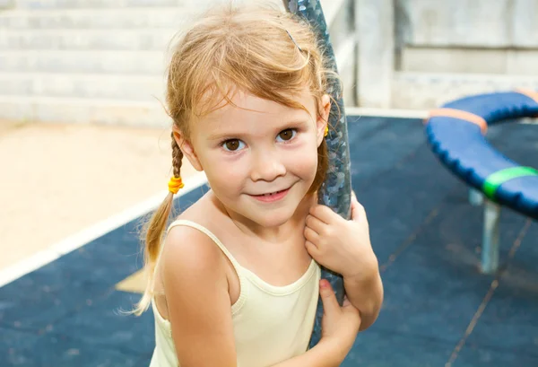 Девушка на детской площадке — стоковое фото