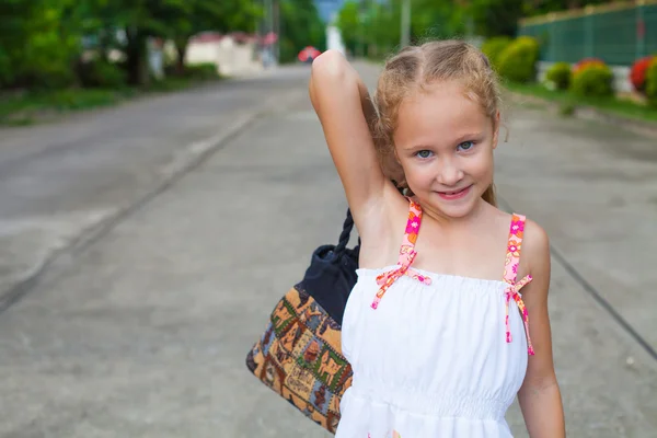 Kind gaat op de weg met een zak in zijn handen — Stockfoto
