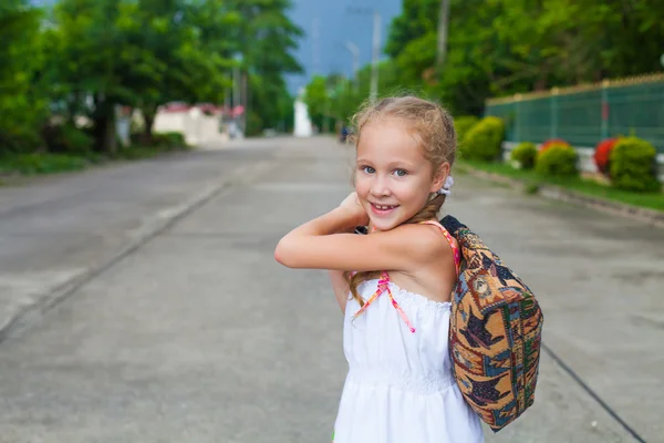 Criança vai na estrada com um saco nas mãos — Fotografia de Stock