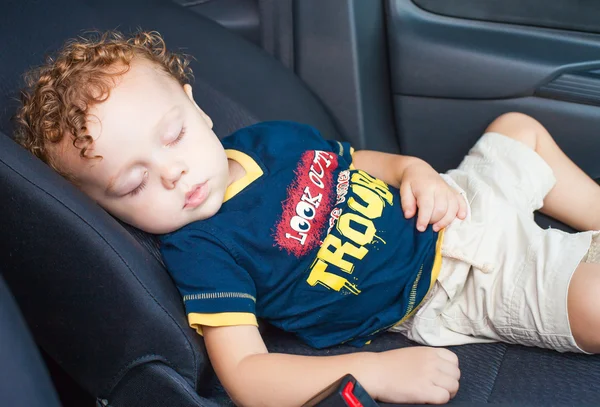 Baby schläft im Auto — Stockfoto