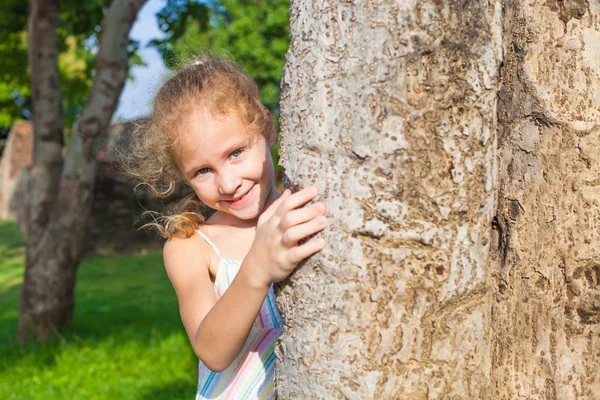 Κορίτσι που αγκαλιάζει δέντρο — Φωτογραφία Αρχείου