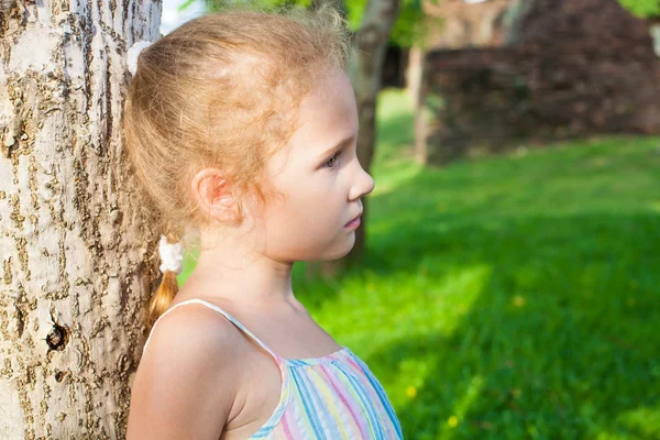 悲伤的小女孩，附近一棵树 — 图库照片