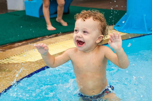 Μικρό αγόρι στην πισίνα. — Φωτογραφία Αρχείου
