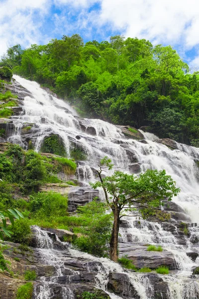 Cascata di Mae Ya, parco nazionale di Doi Inthanon, Chiang Mai, Thailandia — Foto Stock