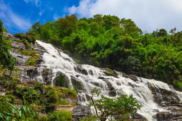 Cachoeira Mae Ya, Parque Nacional Doi Inthanon, Chiang Mai, Tailândia — Fotografia de Stock