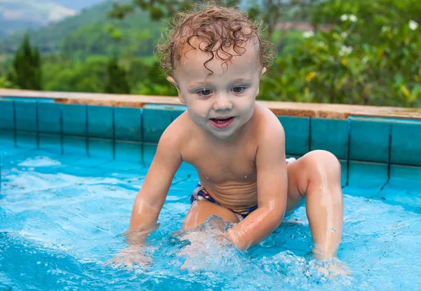 Liten pojke i poolen — Stockfoto
