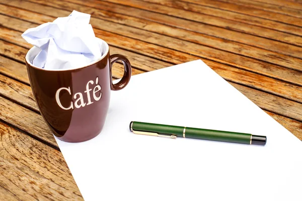 Livro branco em branco com caneta e uma xícara de café — Fotografia de Stock