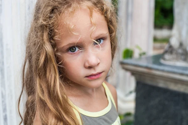 Sorglig liten flicka — Stockfoto