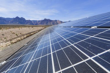 mojave Çölü'nde güneş panelleri.