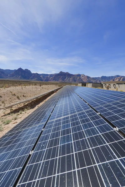 Solární panely v poušti mojave. — Stock fotografie