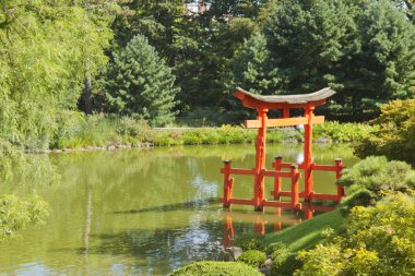 Japon bahçesi ve kırmızı bir zen kule gölet.