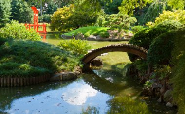Japon bahçesi ve kırmızı bir zen kule gölet.