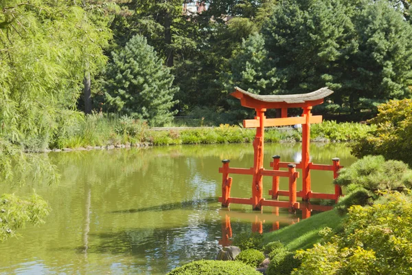 Japon bahçesi ve kırmızı bir zen kule gölet. — Stok fotoğraf
