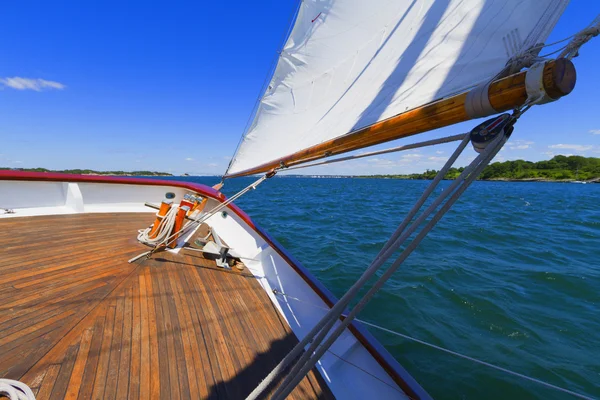 Kilátás nyílik a privát vitorlás yacht. — Stock Fotó