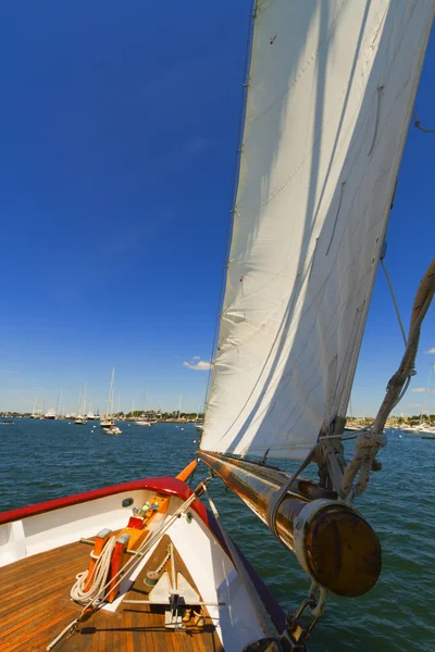 Вид на приватну вітрильну яхту . — стокове фото