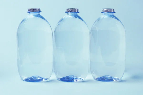 Пластиковые бутылки минеральной воды — стоковое фото