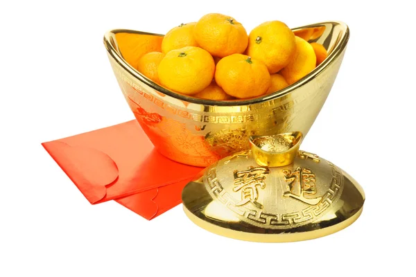 Мандаринские апельсины в золотых слитках и красных пакетах — стоковое фото