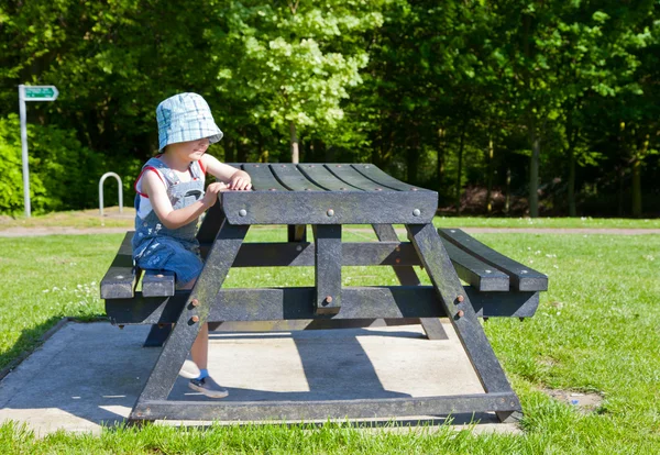 Criança em uma mesa — Fotografia de Stock