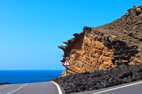 Cliff entre encruzilhada — Fotografia de Stock