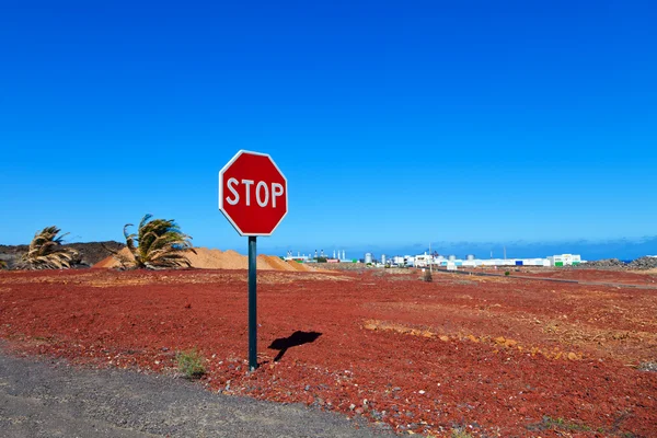 STOP signo en un campo —  Fotos de Stock
