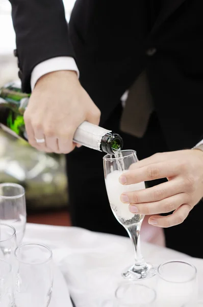 Versare lo champagne in un bicchiere — Foto Stock