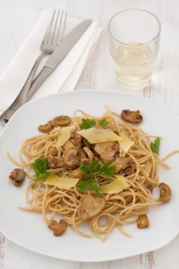 mantar ve peynir soslu spagetti