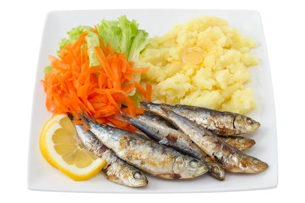 Gebratene Sardinen mit Kartoffelpüree und Salat — Stockfoto
