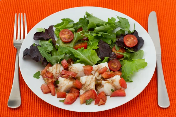 Peixe fervido com molho e salada vegetal — Fotografia de Stock