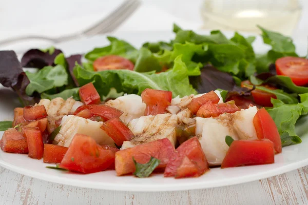 白身魚の湯引きソースと野菜のサラダ — ストック写真