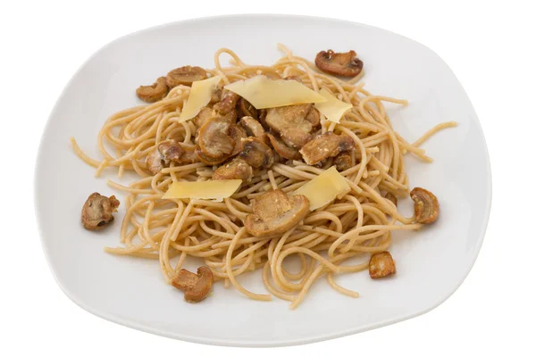 Espaguetis con champiñones y queso en el plato — Foto de Stock