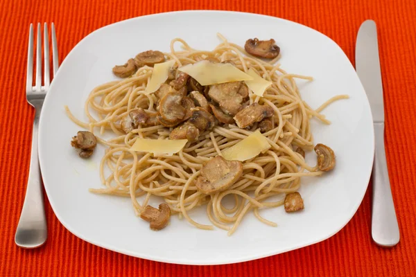 Espaguetis con champiñones y queso en el plato — Foto de Stock