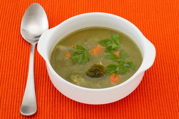 Broccoli soep in de witte kom — Stockfoto