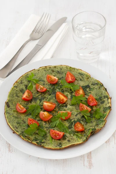 Omelet with spinach and tomato on the plate — Stock Photo, Image