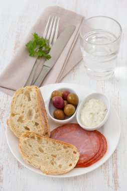 jambon, zeytin ve sos ile ekmek