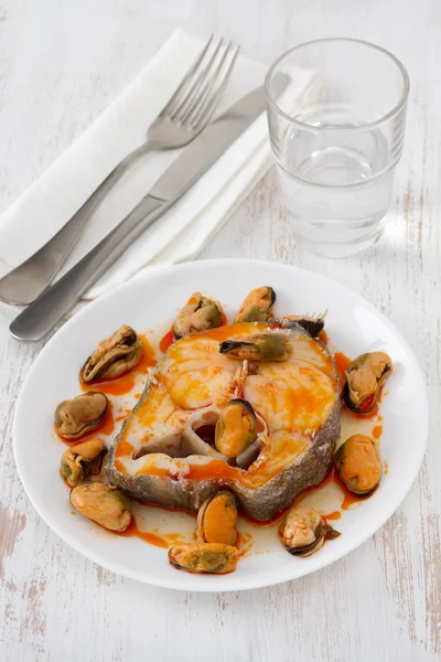 Peixe cozido com molho e mexilhões na placa branca — Fotografia de Stock