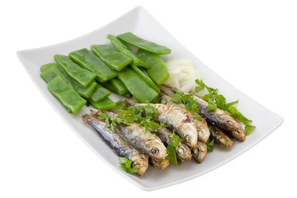 Friterade sardiner med kokta gröna bönor och lök — Stockfoto