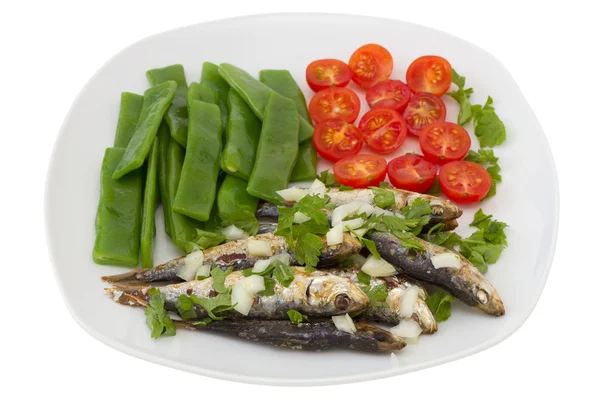 Friterade sardiner med kokta gröna bönor och tomat — Stockfoto