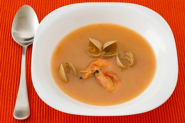 Sup dengan makanan laut di piring putih — Stok Foto