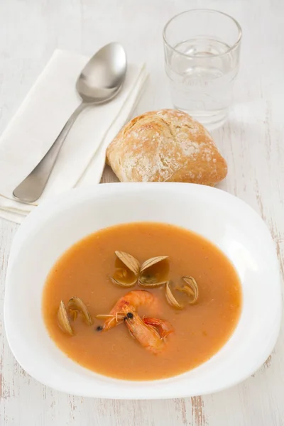 Zuppa con frutti di mare in piatto bianco — Foto Stock